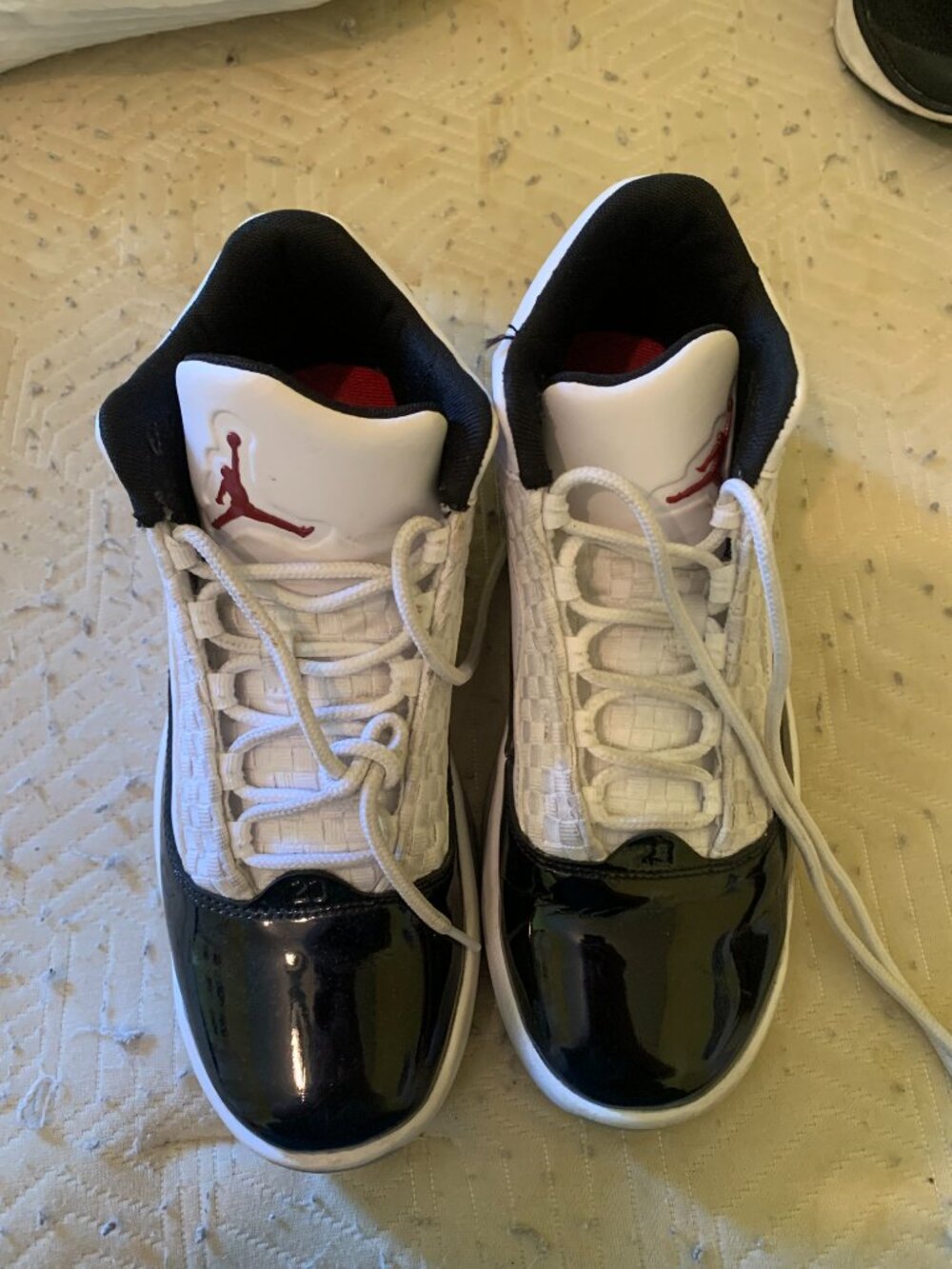 Jordan Max Aura 2 Sneakers - Size 7Y - White Black Gym Red